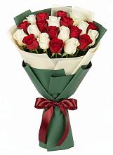 Букет Микс из красных и белых роз в Ямкино