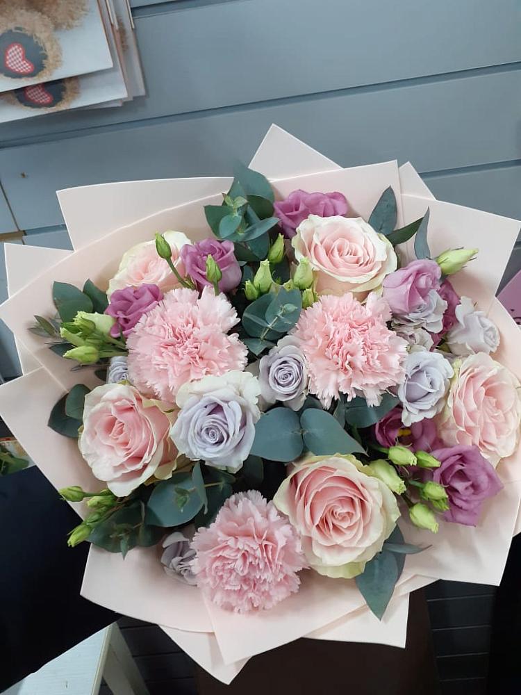 Букет цветов из: Розы, Гвоздики и Лизиантусы в Ямкино